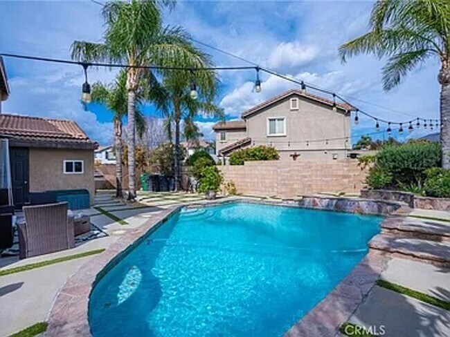Building Photo - Absolutely Stunning home in Eastvale & loc...