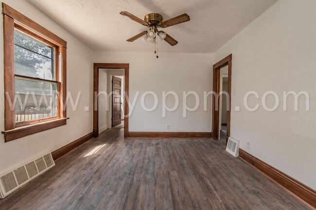Building Photo - Lovely 2 Bedroom / 1 Bathroom Home | Benson