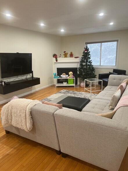 Building Photo - 411 Captain Eames Cir