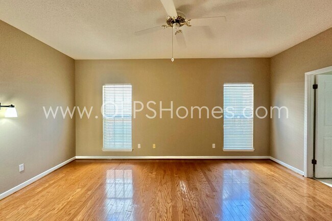 Building Photo - 4534 Parkwood Ln E