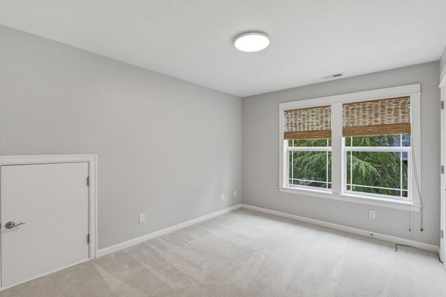 Building Photo - Beautiful 3 Bedroom/2.5 Lake Oswego