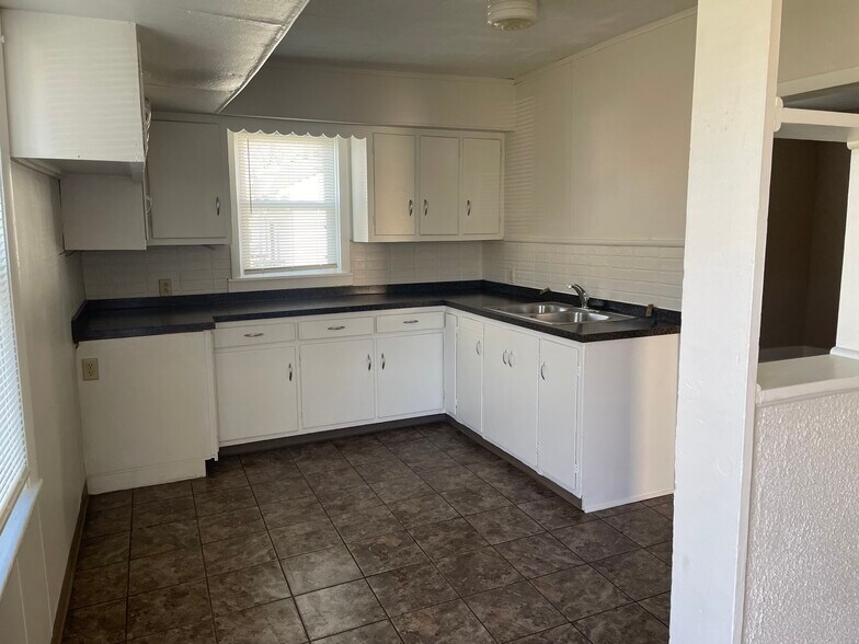 Building Photo - 230 Sturges Ave