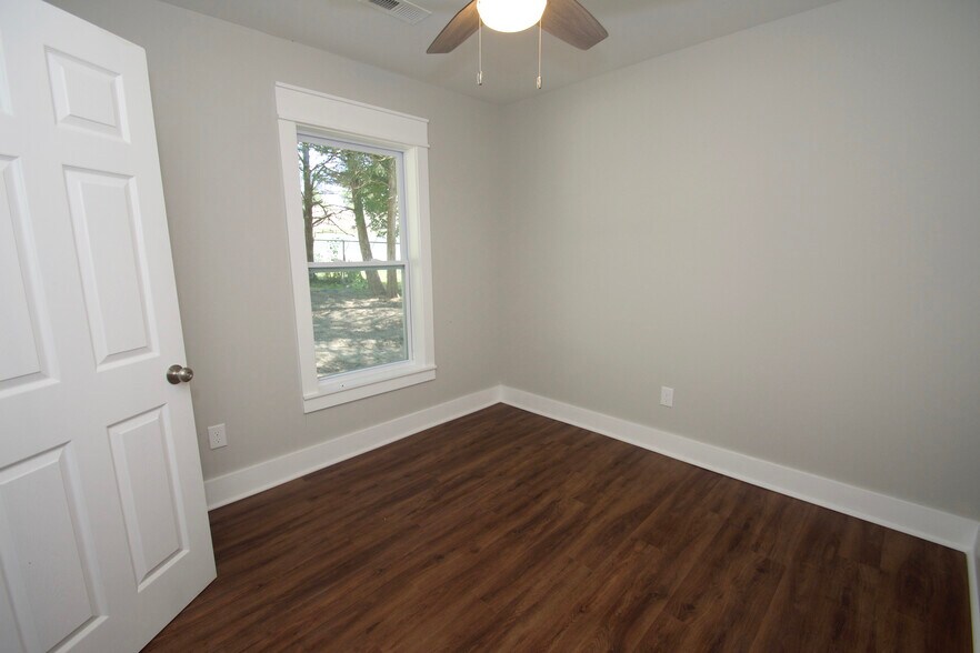 Bed 3 - 2404 Jefferson Ave