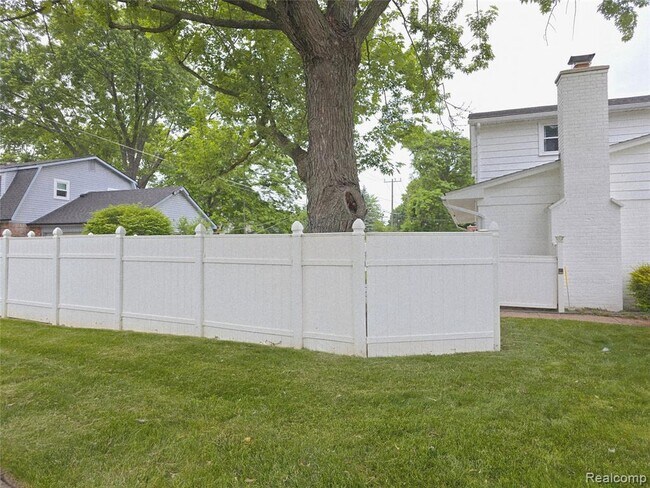 Building Photo - 18041 Fairway