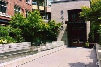 Building Photo - Lovely Condo in the Heart of Ballard