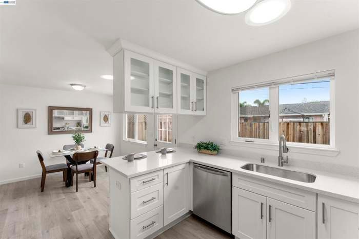 Building Photo - 40335 Robin St
