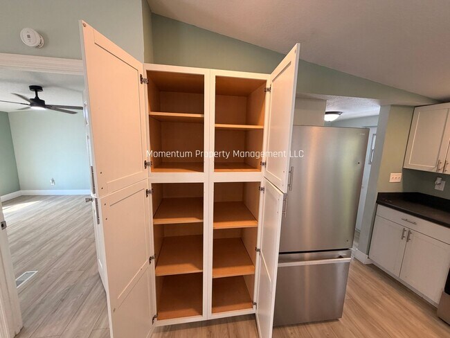 Building Photo - BEAUTIFUL 3/2 AVAILABLE NOW! ASK ABOUT OUR SPECIALS!!!