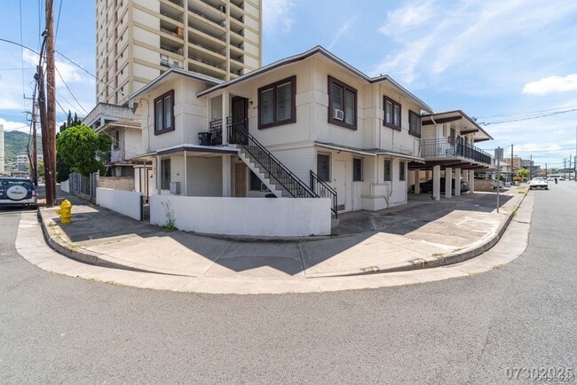 Primary Photo - Conveniently Located Moi'ili'ili Apt. near...