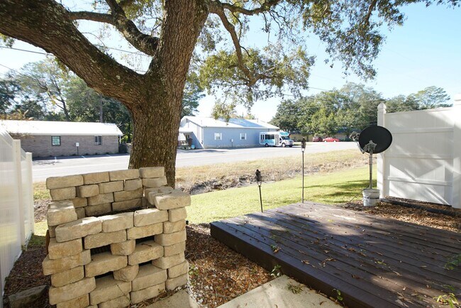Building Photo - Central Niceville Location