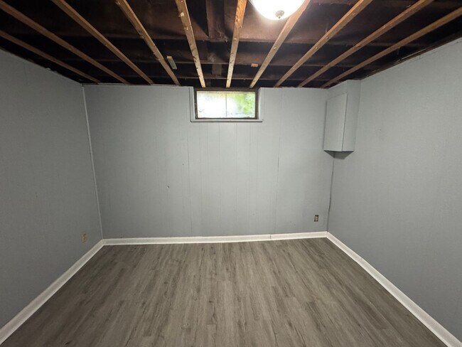 Building Photo - 2342 E Legrande Ave