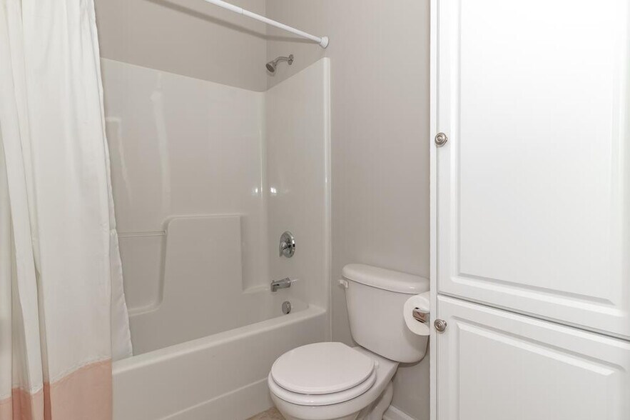 upstairs tub/shower - 434 Bowen Fls