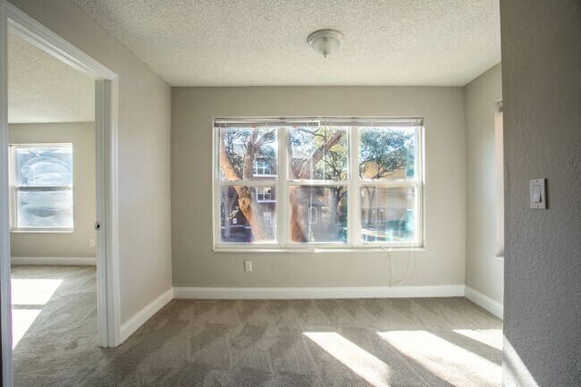 Building Photo - Venetian Place - 1428