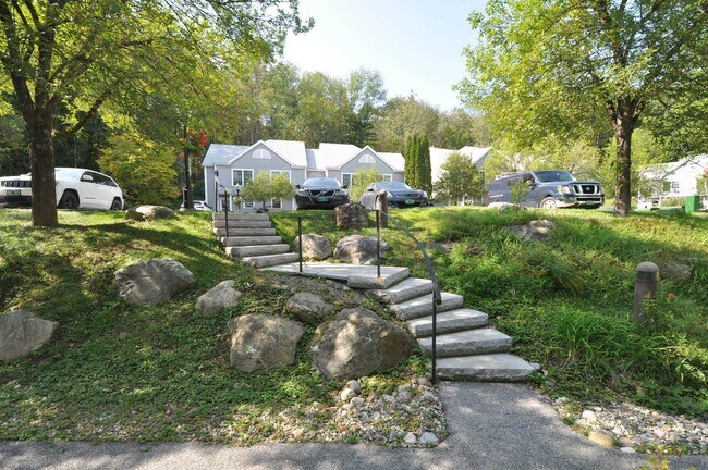 Building Photo - 181 Riverside Townhouses Rd