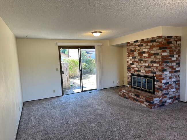 Building Photo - Large 3 bedroom 2.5 bath duplex with a gar...