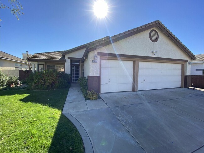 Building Photo - Charming Single-Story Home in Tracy — Across from the Park!