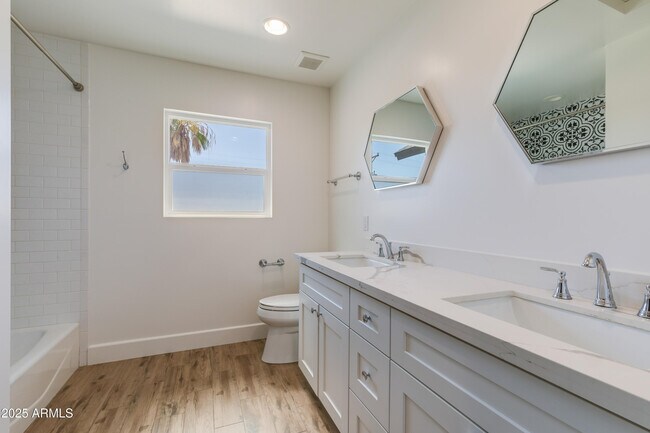 Building Photo - 4427 E Turney Ave