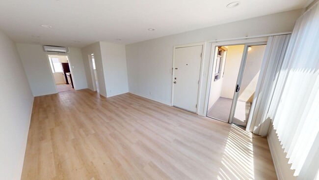 Interior Photo - 547 N Flores St