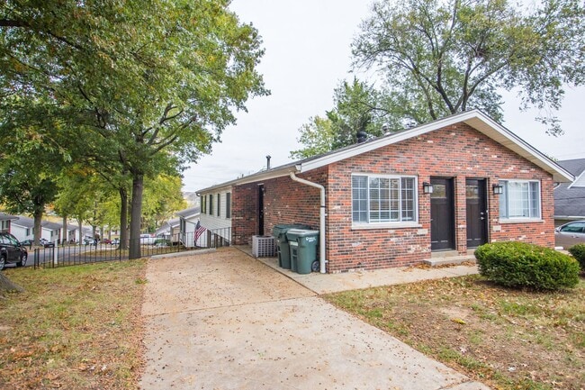 Building Photo - Pet Friendly Renovated Two Bedroom