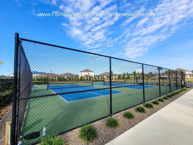 Building Photo - IMPRESSIVE  4 BED/3 BATH HOME WITH LARGE F...