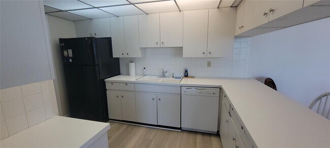 Building Photo - 632 Edgewater Dr