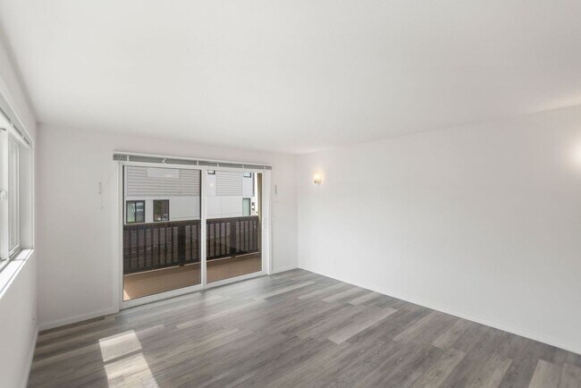 Building Photo - 211 3rd St S