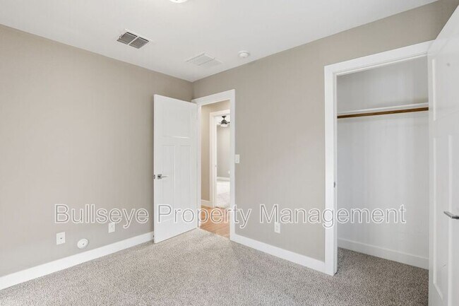 Building Photo - 5029 S 11th Pl