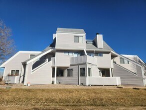 Building Photo - Cozy Split-level Condo with a Private Balcony!