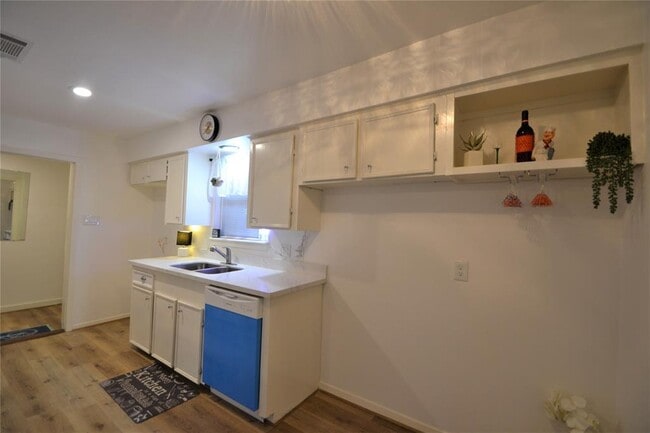 Building Photo - 5422 Kingfisher Dr