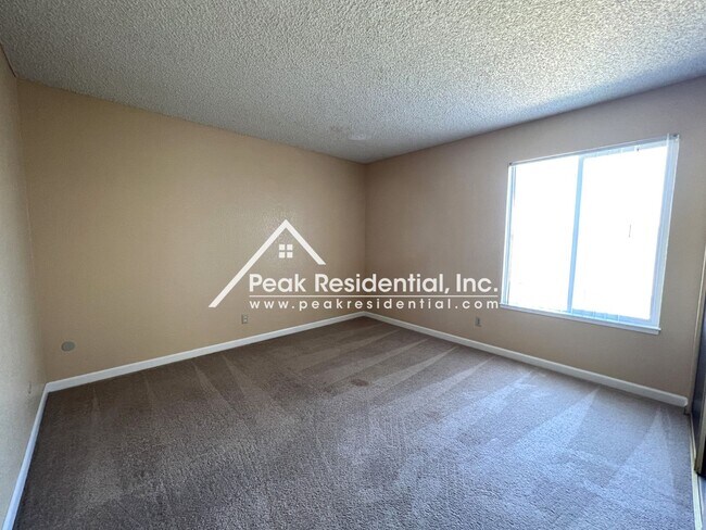 Building Photo - Spacious Elk Grove 2bd/2ba Triplex