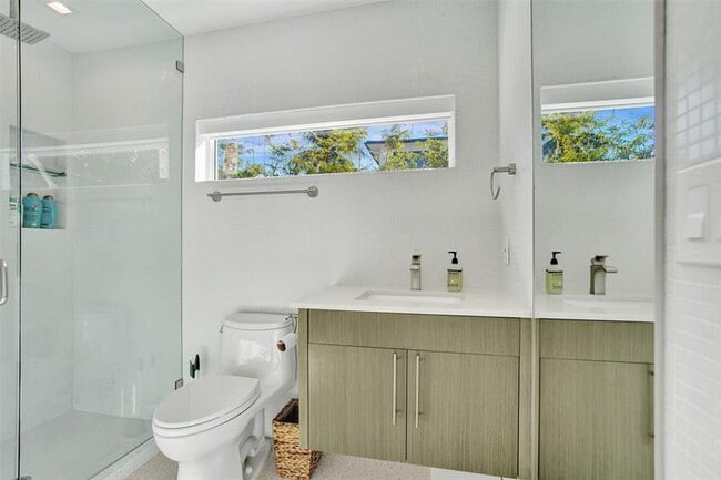 Building Photo - 2514 Yacht Club Blvd