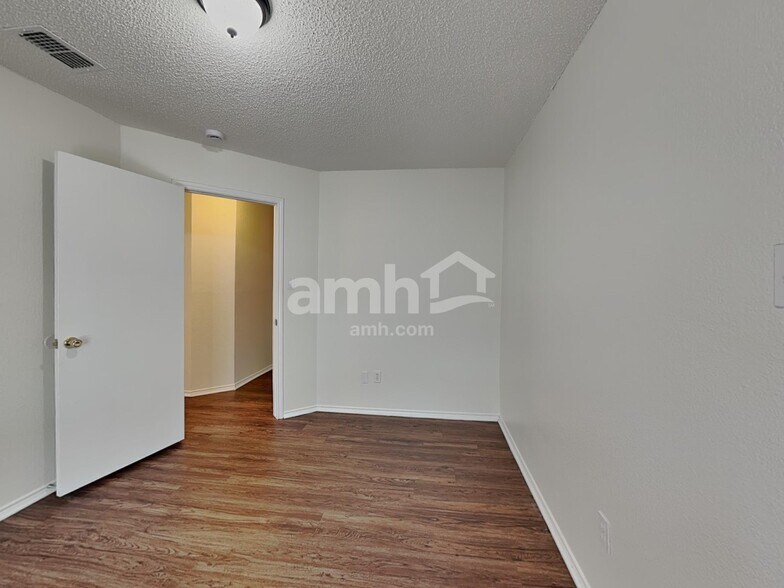 Building Photo - 10236 Westward Dr