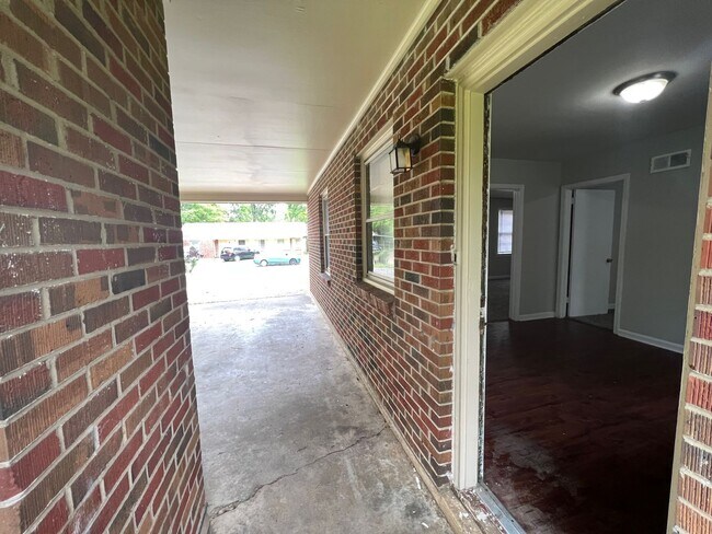 Building Photo - 3 bedroom 1 bathroom single level home