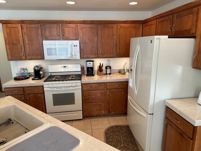 Building Photo - Beautiful 5B home in Erie Available January 2026 !