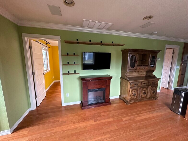 Building Photo - 701 S 59th St