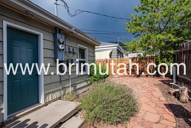 Building Photo - 2364 E Redondo Ave