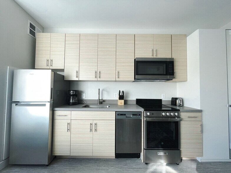 Building Photo - 2530 University Ave