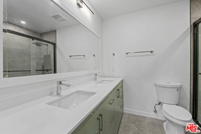 Building Photo - 2447 Beachwood Dr