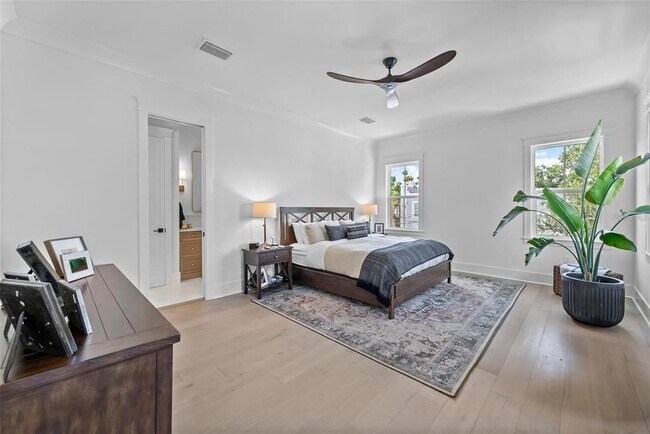 Building Photo - 321 12th Ave NE