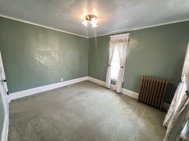 Building Photo - AVAILABLE JUNE - Upper 2 Bed 1 Bath Apt w/ Private Laundry