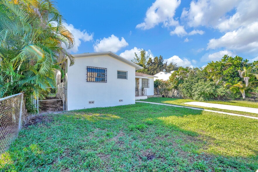 Building Photo - 135 NW 48th Ct