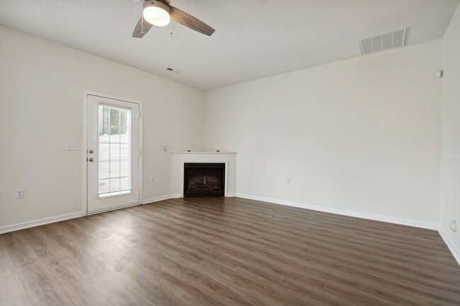 Building Photo - 3 Bedroom Townhome in Raleigh