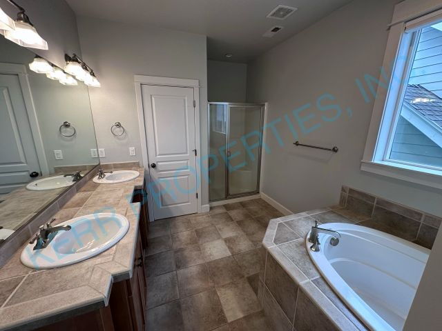 Building Photo - Spacious 4-Bedroom Retreat with 3.5 Baths in Happy Valley's Prime Location!