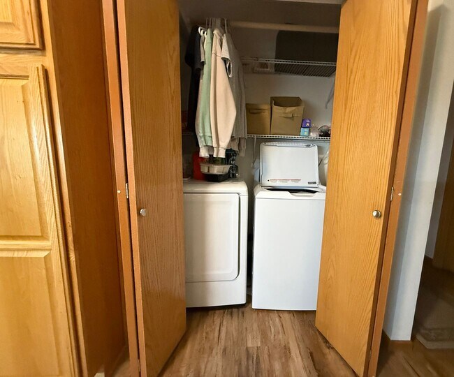 Building Photo - Lovely 3BR/3BA Otsego End Unit Townhome Available June!