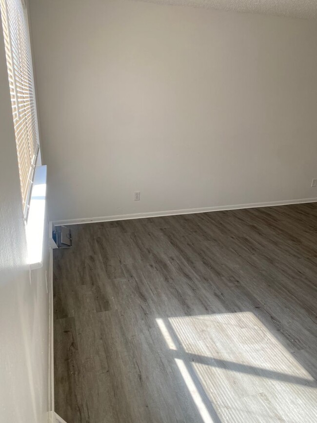Building Photo - Triplex townhome blocks away from Anshutz ...