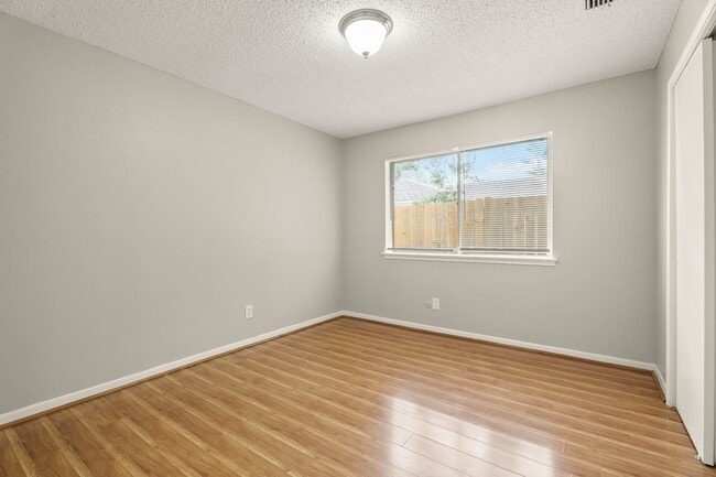 Building Photo - 15911 Mill Point Dr