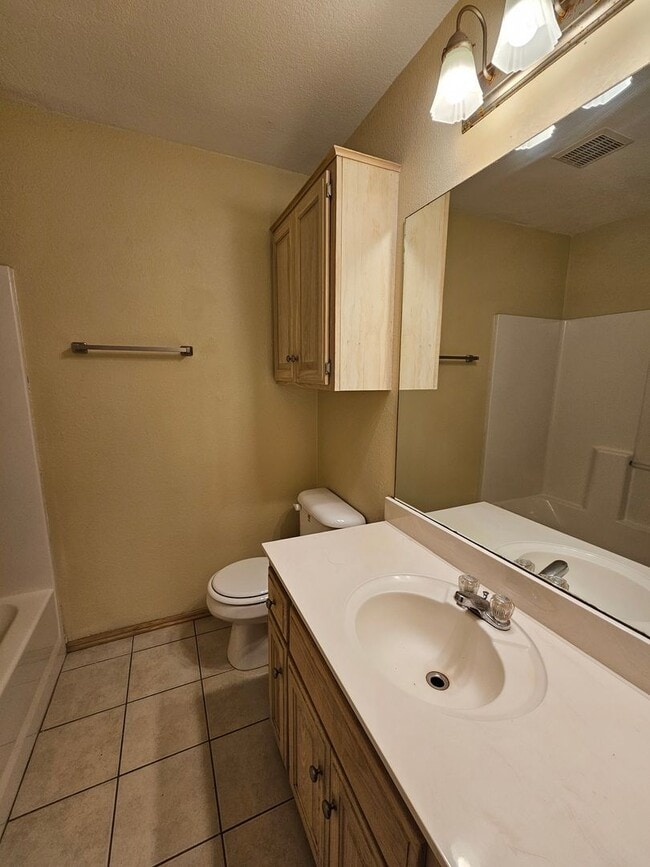 Building Photo - (4)Bed/(3)Bath in Moore w/ Shelter! Available NOW! Over 1700sqft!