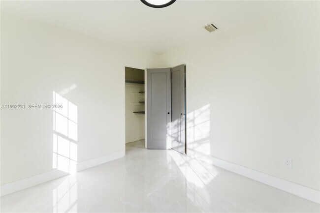 Building Photo - 1621 S 16th Ave