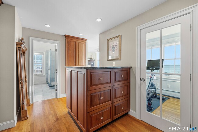 Building Photo - 5 Middle Beach Rd