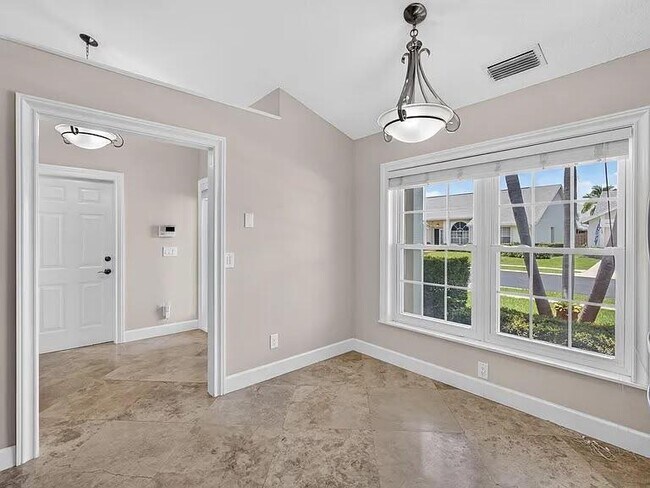 Building Photo - 114 Palomino Dr