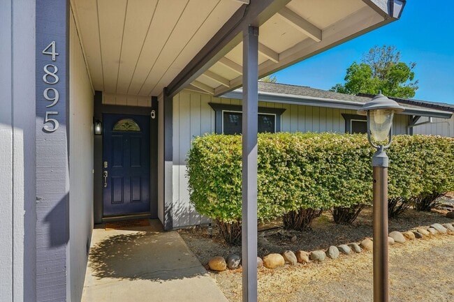 Building Photo - Single-Story 3 Bedroom Home in Quiet El Do...